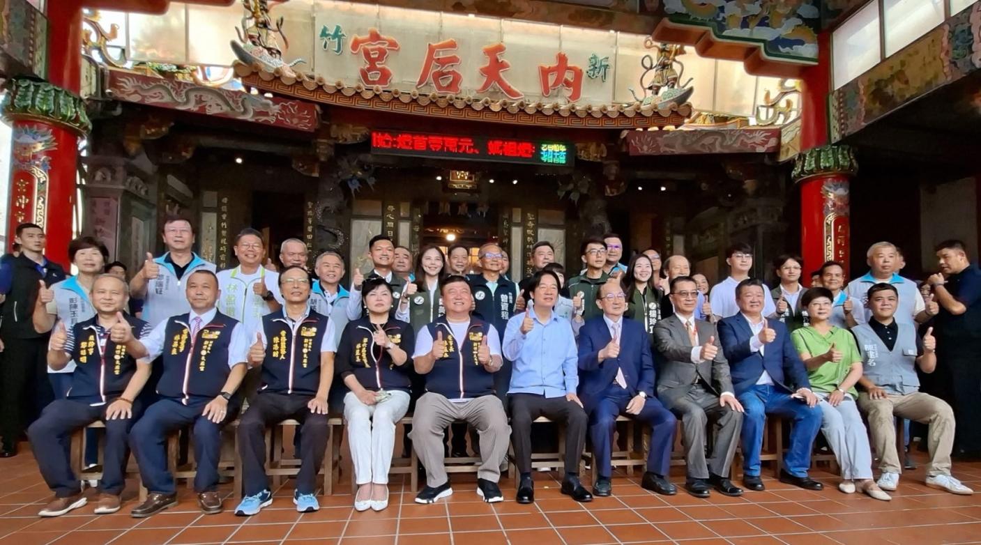 賴清德到新竹與地方人士、黨工職見面，他身邊就緊靠著柯建銘（前排右5）。翻攝新竹市議員陳建名臉書