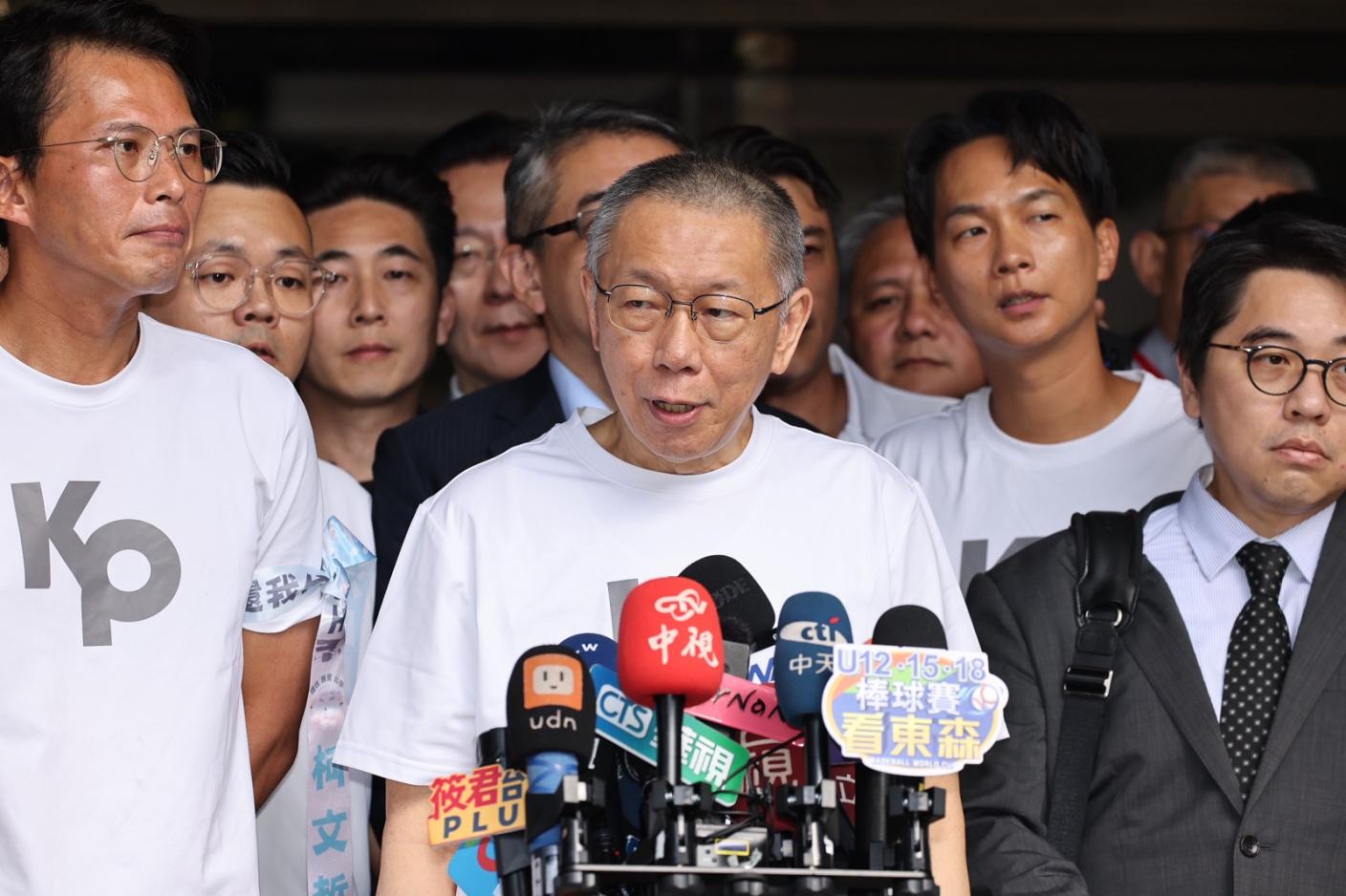 民眾黨主席黃國昌（左）於8日赴北檢，迎接獲交保的前主席柯文哲（中） ，對於外界「兩個太陽」的說法，再度做出回應。林啟弘攝