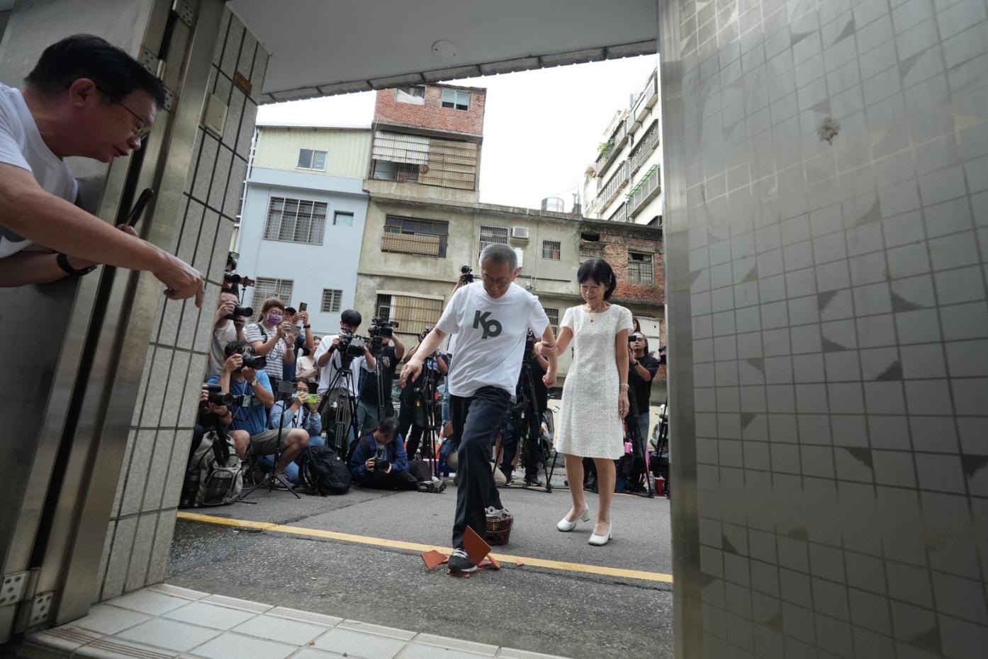 柯文哲下午返回新竹老家，柯媽媽早早安排好，火爐瓦片，要替兒子好好去去霉運。民眾黨提供