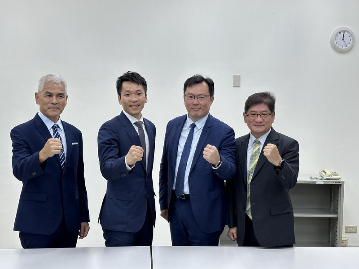 拿下2面奧運羽球金牌的李洋（左2）9日正式走馬上任，接下運動部長一職。圖為李洋與運動部3名次長鄭世忠（右2）、黃啟煌（左）及洪志昌（右）合影。 中央社