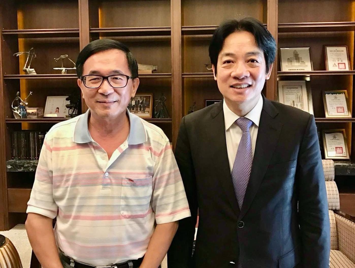 這張照片被網友懷疑是AI合成，但總統府已證實是真的，賴清德在823公投結束後，與阿扁在台南見面。翻攝粉專勇哥物語
