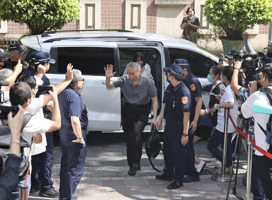 交保後首出庭！小草狂喊「清清白白」 柯文哲致謝3律師：讓我看到了希望