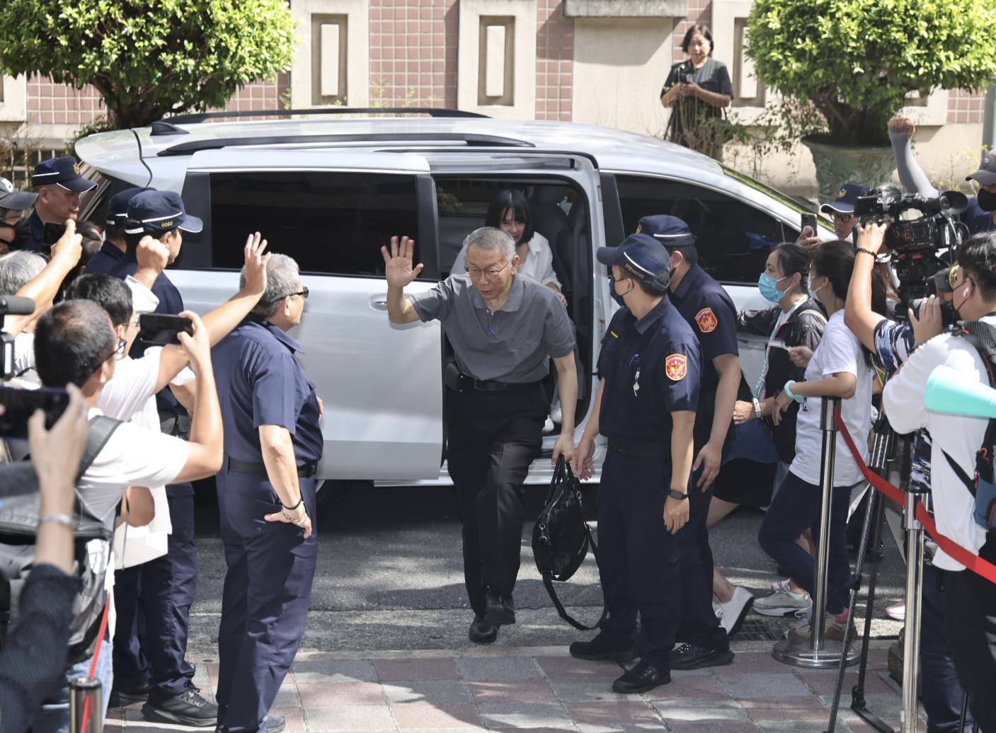 柯文哲交保後首出庭，神情輕鬆。林啟弘攝