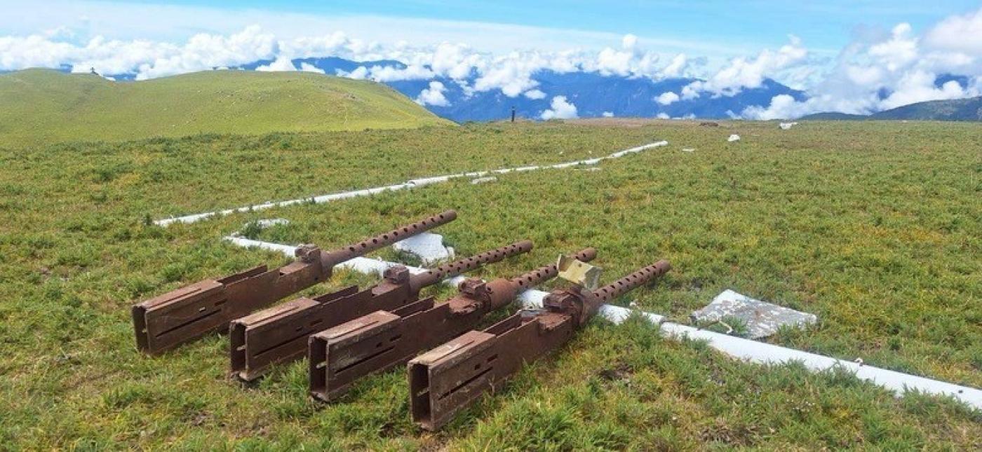 4挺來自三叉山美軍墜機地點的機槍被送至嘉明湖停機坪，後續由CH-47運輸直升機送下山，預計放在完工後的軍事博物館，讓大家牢記二戰教訓。  中央社