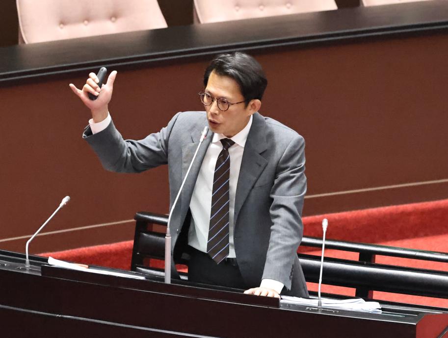 寶和會大哥涉館長槍擊案一審無罪　黃國昌轟：賴清德掃黑淪笑話