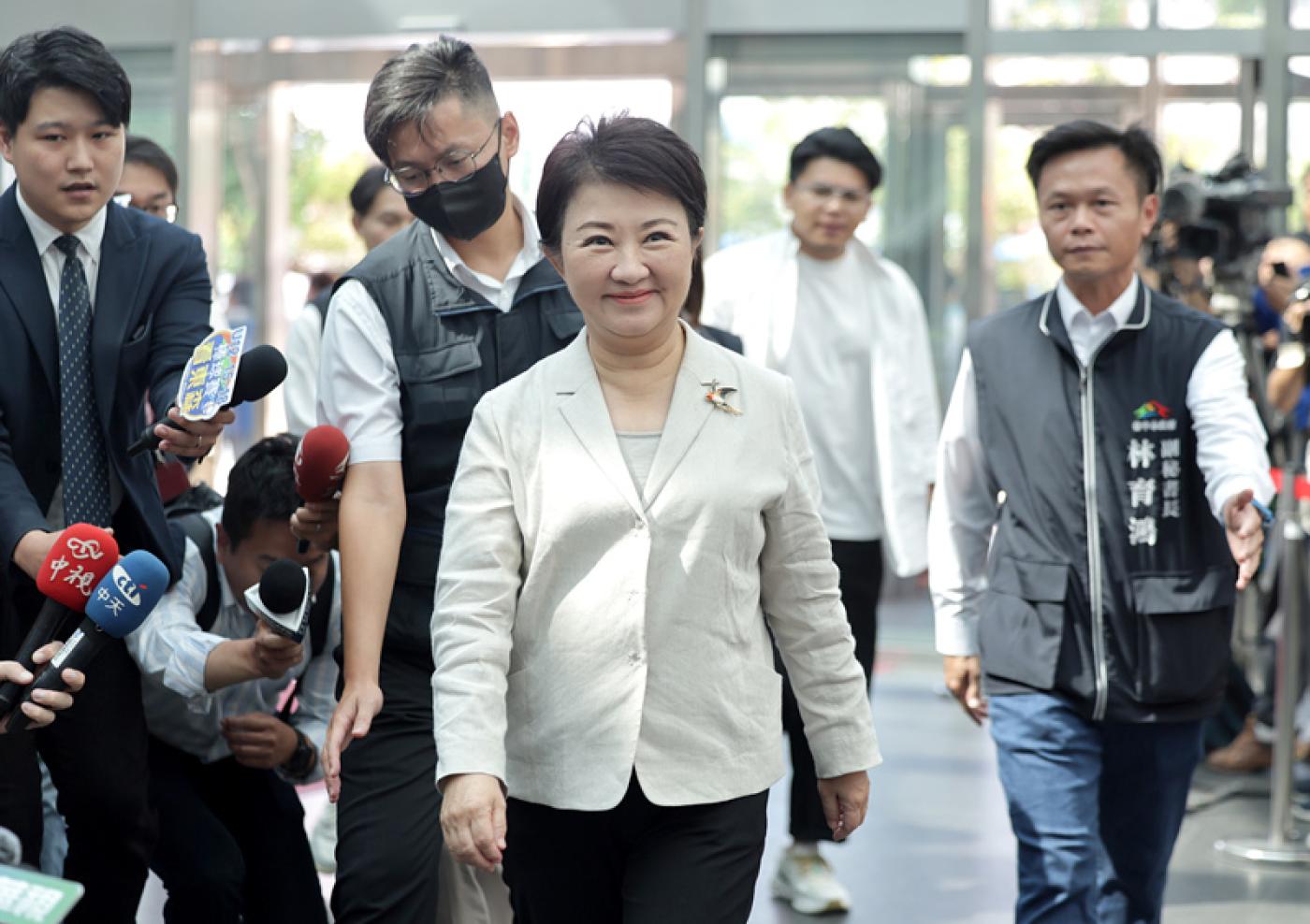 台中市長盧秀燕（前中）10日召集藍白縣市首長在台北市召開「十五縣市站出來！捍衛地方補助」記者會，盧秀燕抵達會場時笑容滿面。中央社