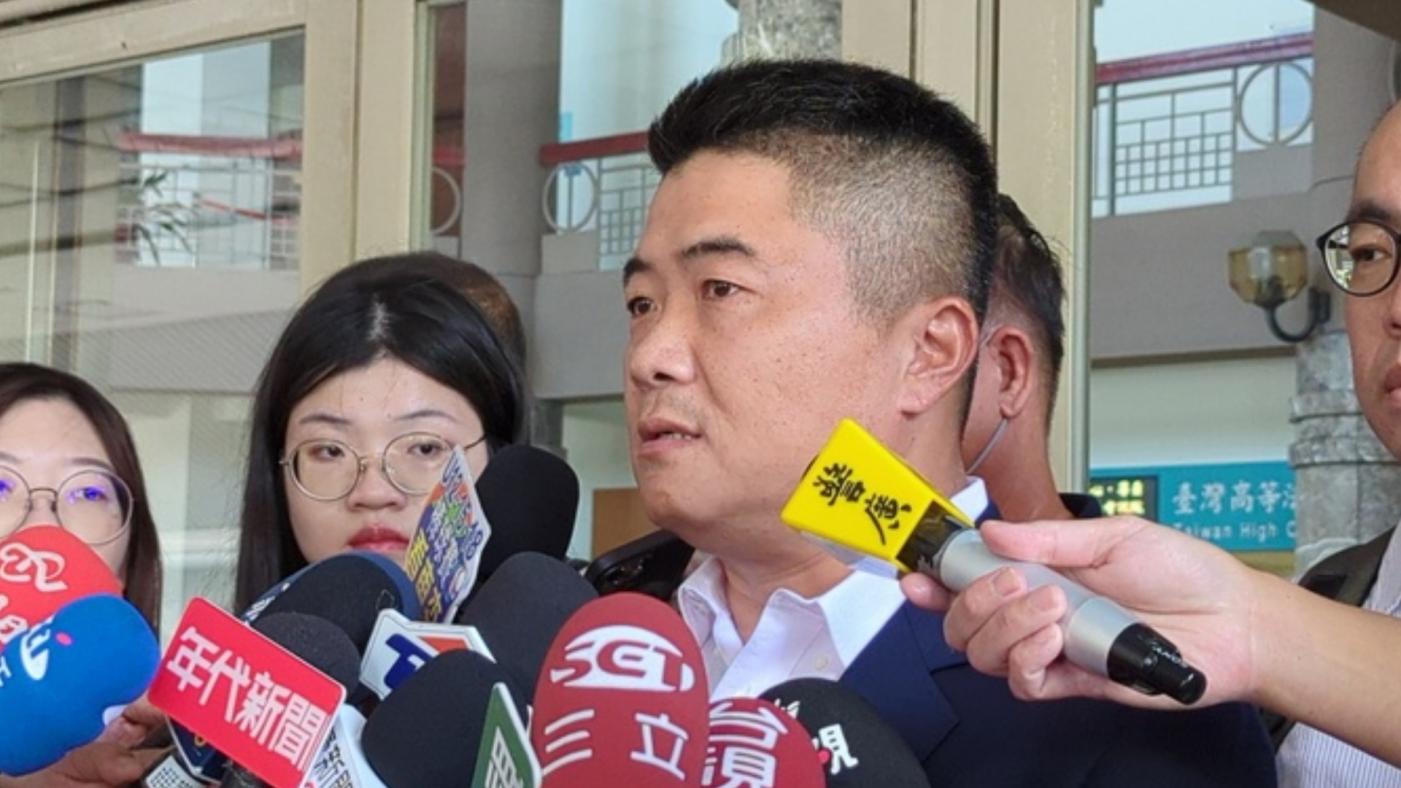 顏寬恒（前右2）遭控詐領助理費案等，二審11日駁回上訴、維持原判，他表示無法接受。中央社
