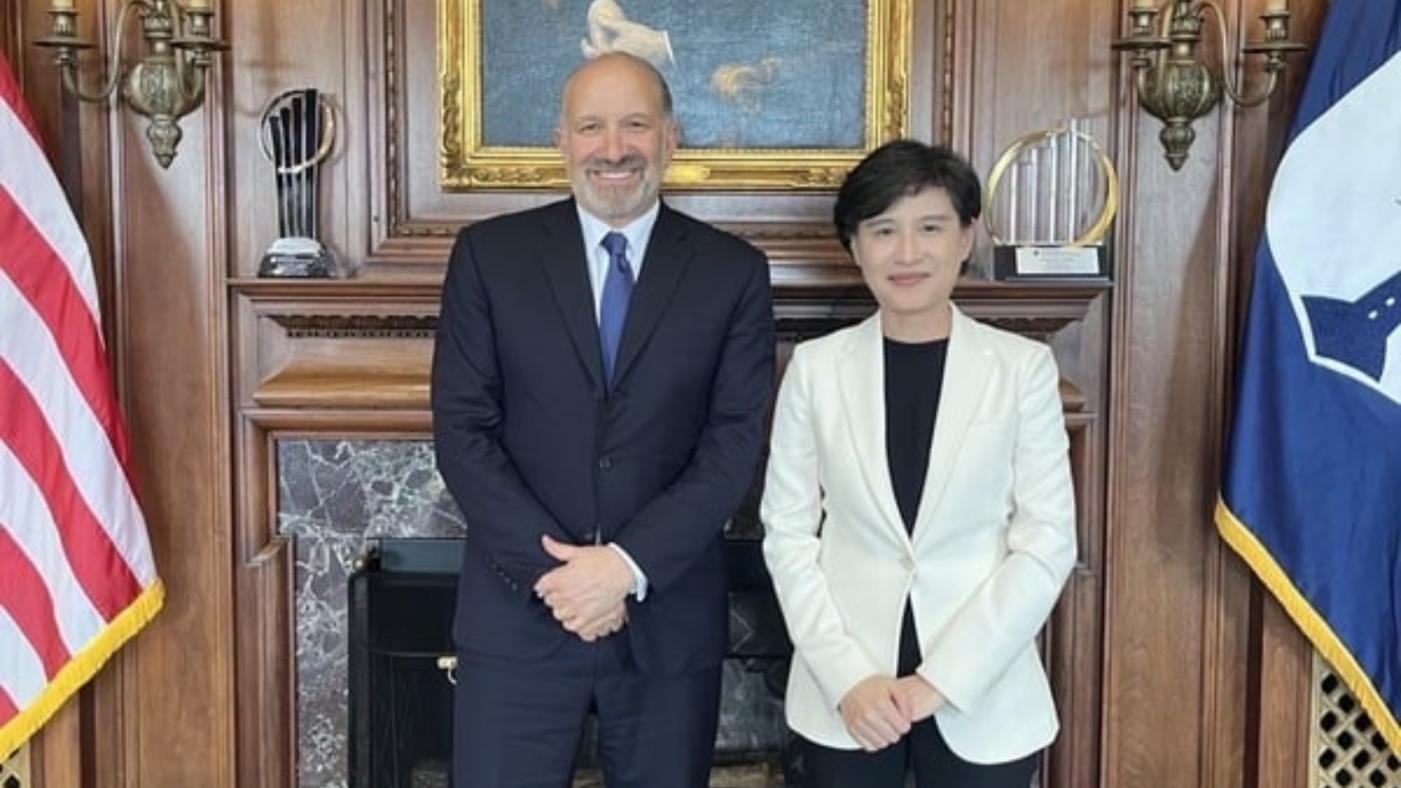 行政院副院長鄭麗君（右）日前赴美談判關稅，與美國商務部長盧特尼克（Howard Lutnick）（左）合影。行政院提供