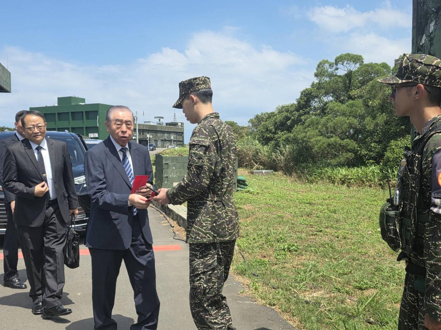 李棟樑慰問北部高山偏遠駐軍衛國辛勞。王烱華攝