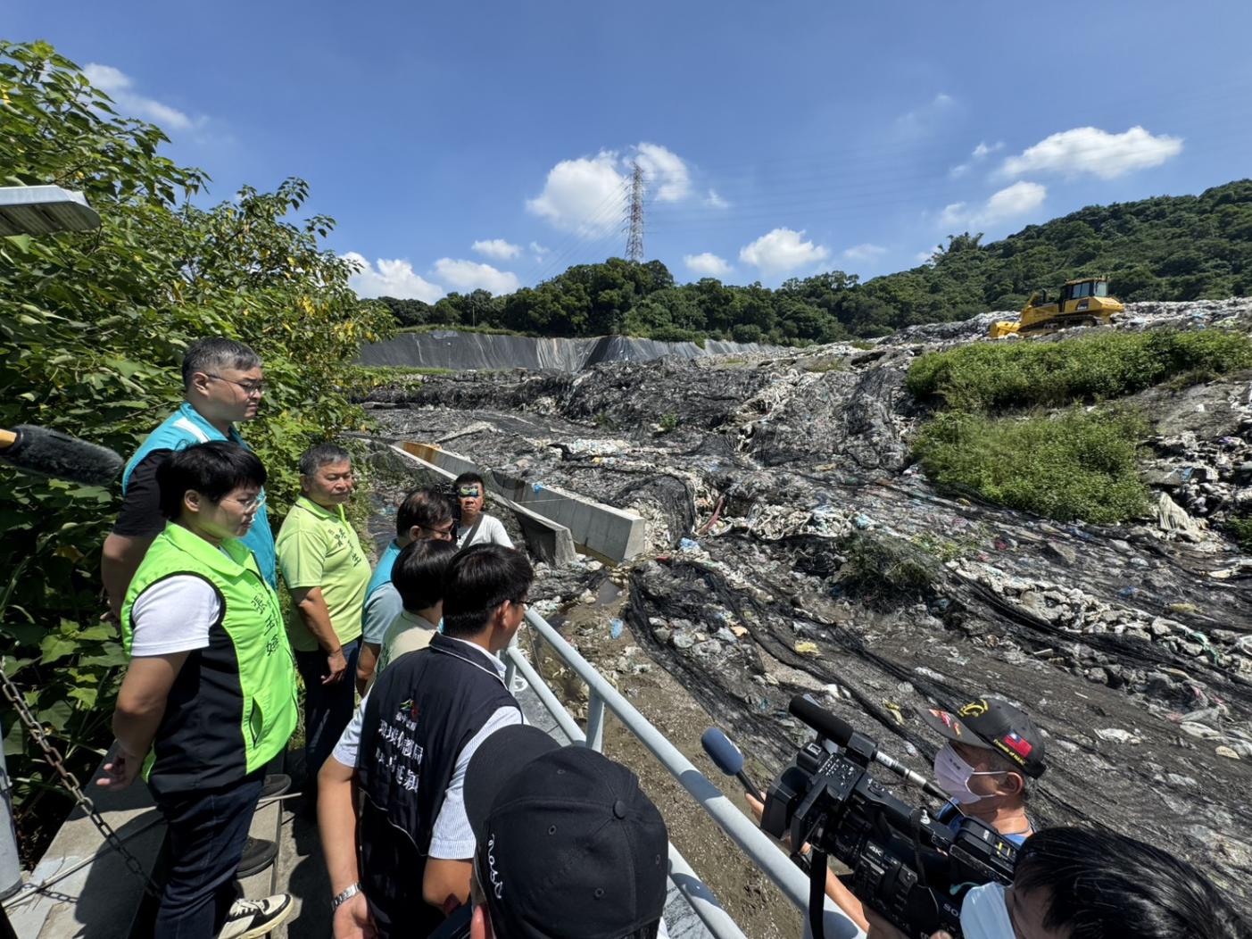 民進黨籍台中市議員王立任、張芬郁、李天生、謝志忠、江肇國、張玉嬿、黃守達等人上午前往大里掩埋場會勘，痛批垃圾問題已經成為盧市府最大施政危機。王乙徹攝