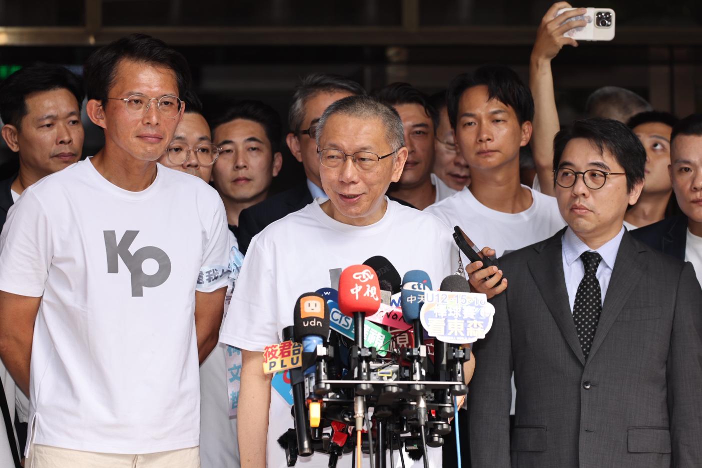民眾黨主席黃國昌（左）透露，在民眾黨前主席柯文哲（中）交保後，兩人曾長談一整晚。資料照片／林啟弘攝