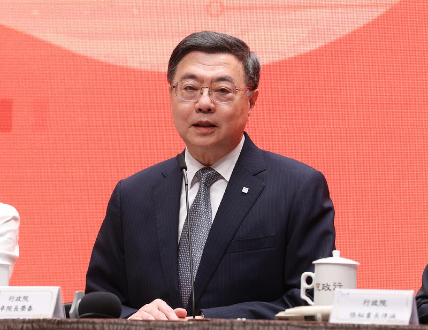 行政院長卓榮泰13日分批與地方政府共商財劃法議題，上午場結束後，卓榮泰表示，多數縣市認為解方應是全盤檢討修正《財劃法》。中央社