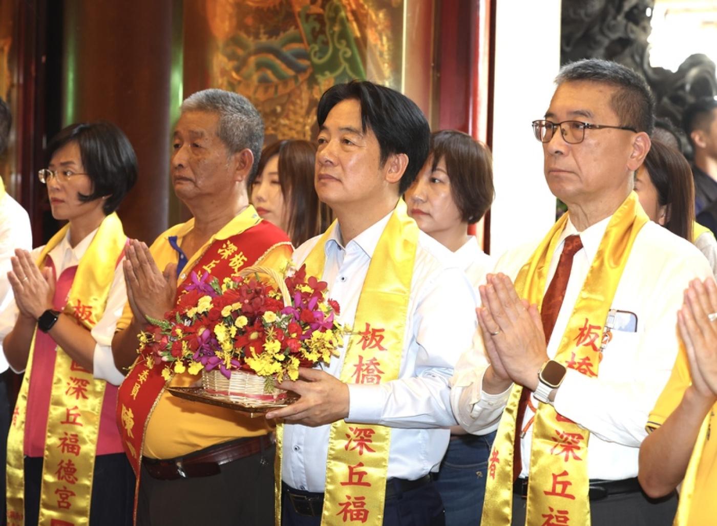 身兼民進黨主席的總統賴清德（前右2）13日赴板橋深丘福德宮參香，向神明獻花祈求國泰民安、風調雨順。前右為民進黨秘書長徐國勇。中央社