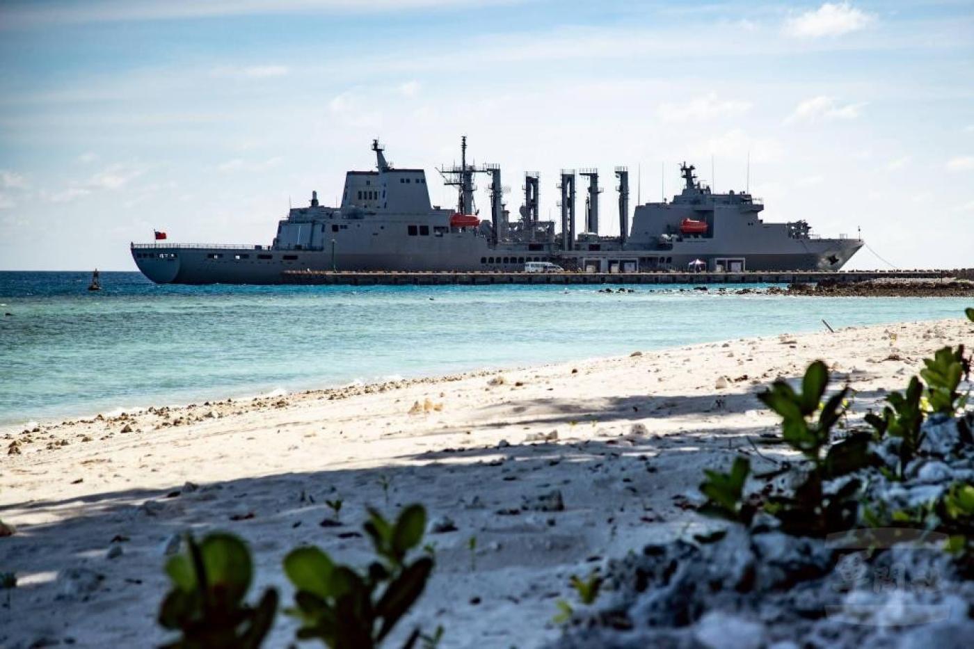 由台船承製的磐石號油彈運補艦停靠在東沙島。軍聞社提供
