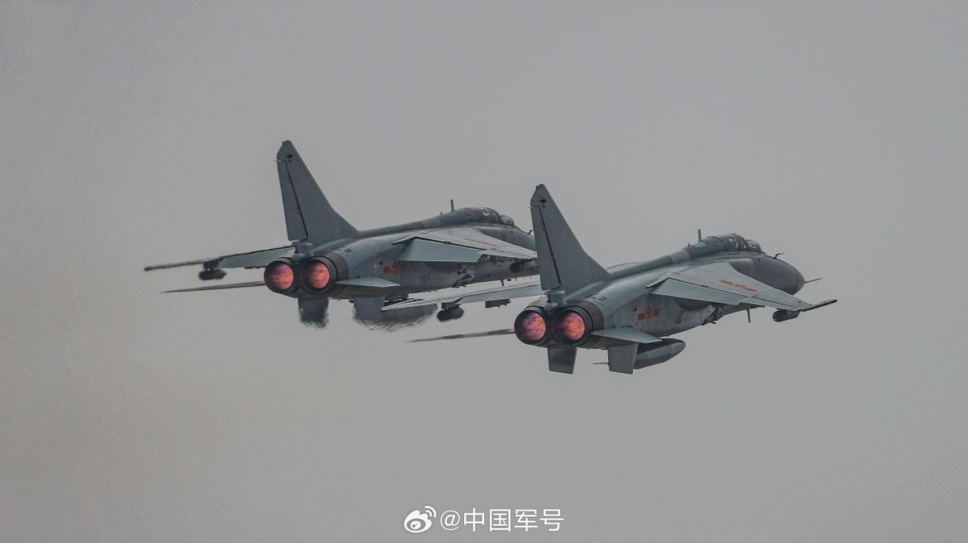 中國93閱兵後，美國商務部針對提供中共軍事支援的廠商列入制裁實體清單，圖為掛著集束彈的中共轟炸機。翻攝中共軍網。
