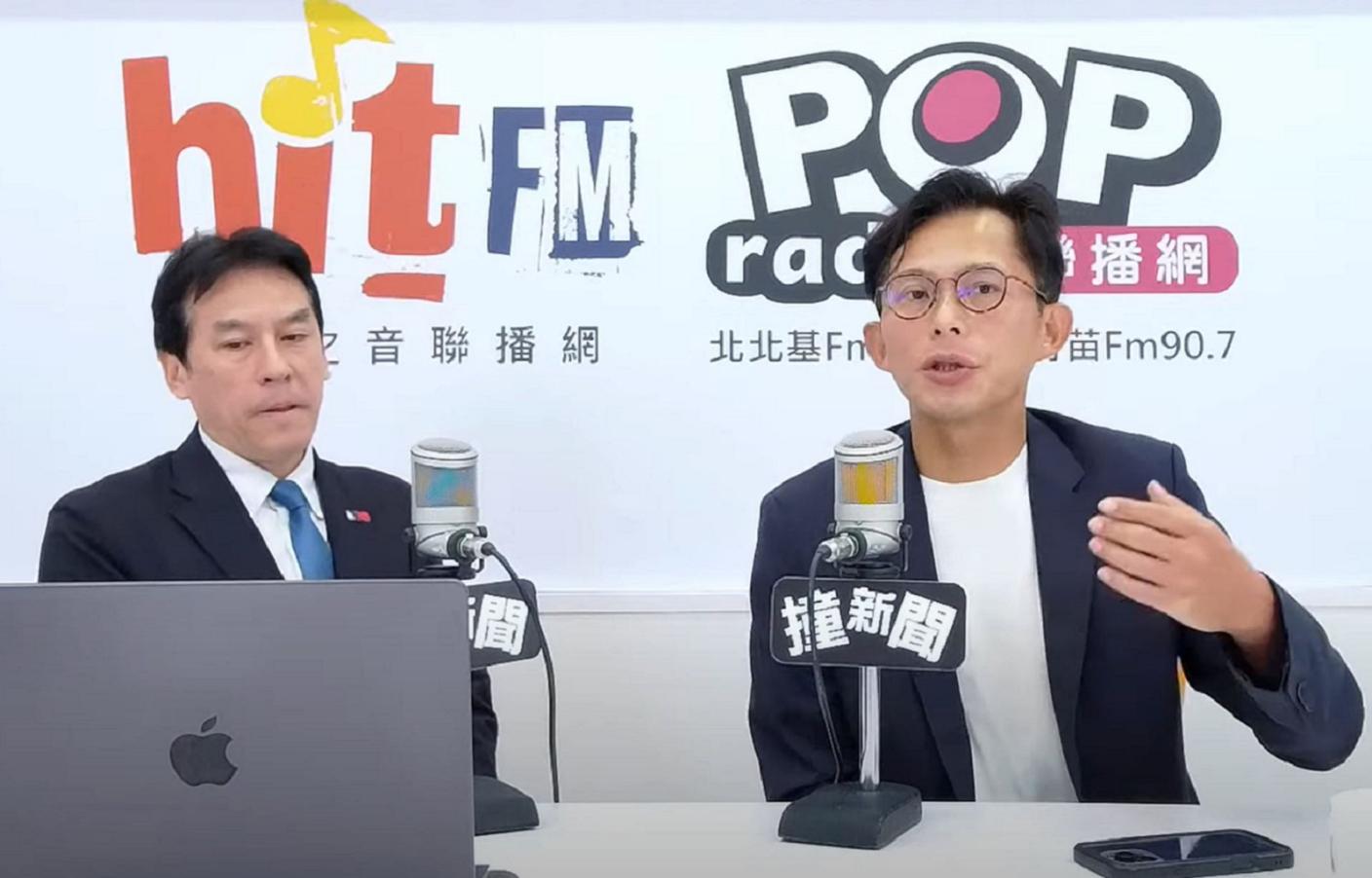 民眾黨前主席黃國昌（右）於15日接受主持人黃暐瀚（左）專訪，他評估柯文哲應可「維持交保」。翻攝POP Radio聯播網YT頻道