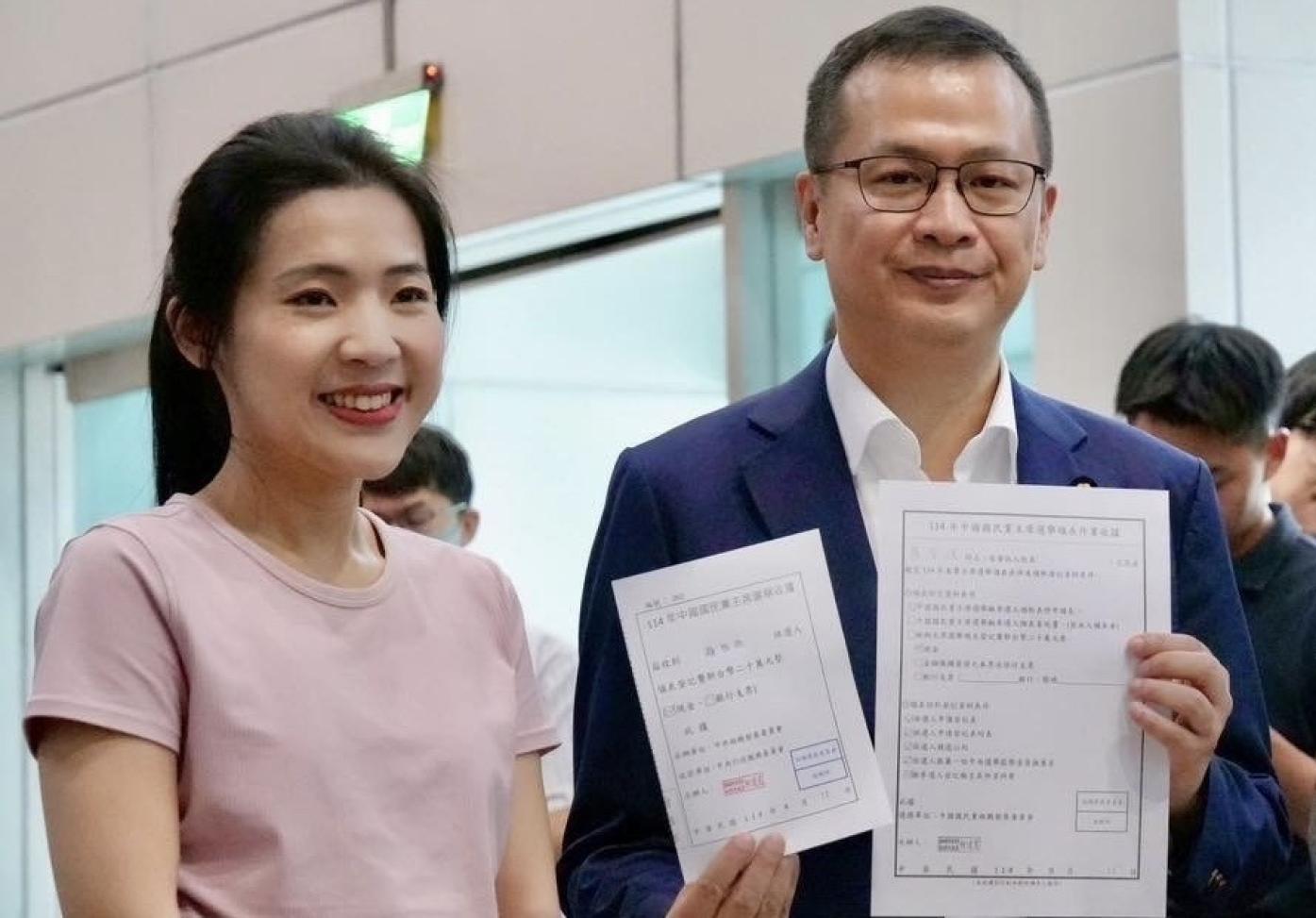 羅智強今天由徐巧芯陪同，一起到黨部領表參選下屆黨主席。翻攝羅智強臉書