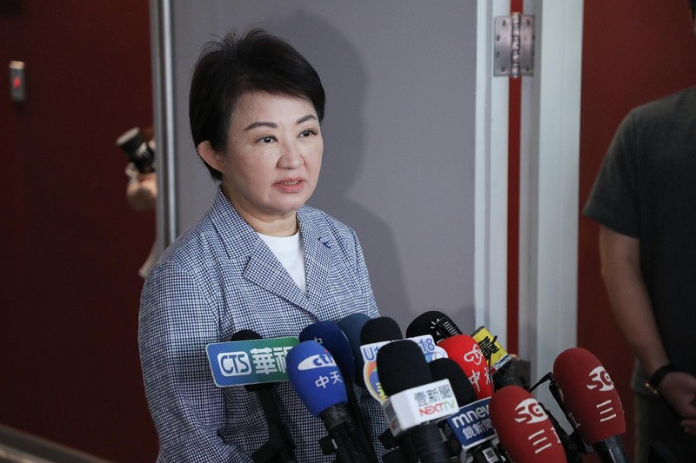 盧秀燕近日為了中央統籌分配款上台北，頻成鎂光燈焦點，被批評未正視台中大里垃圾掩埋場堆積如山的問題。中央社