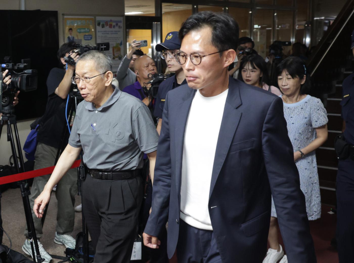 台北地方法院15日再度召開羈押庭後，仍裁定柯文哲以新台幣7000萬元交保，晚間柯文哲在妻子陳佩琪、民眾黨主席黃國昌等陪同下離開法院，未回應媒體提問。中央社