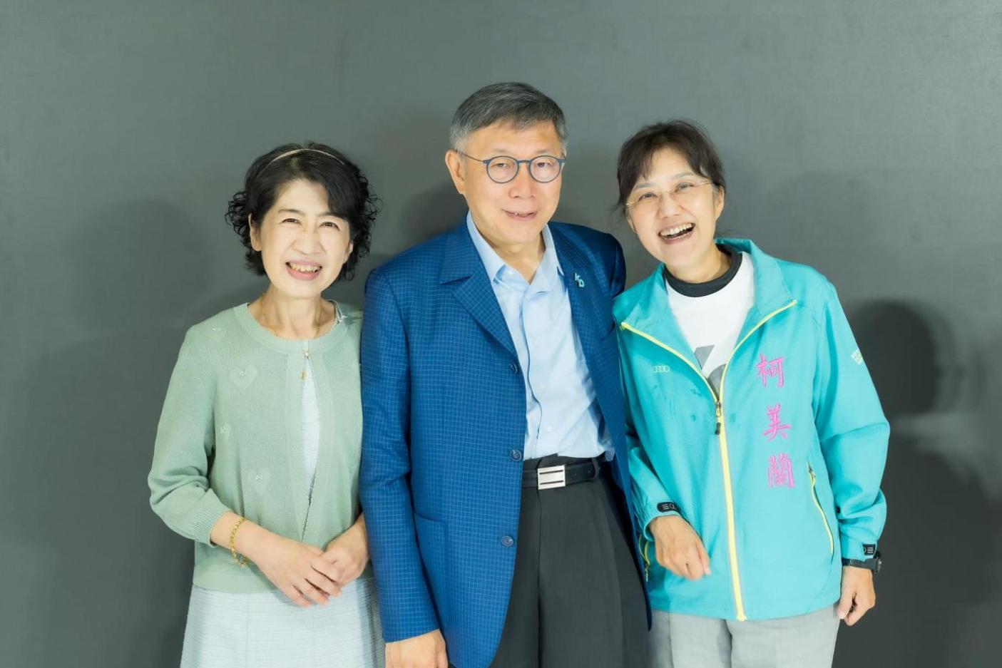 柯美蘭（右）15日得知柯文哲維持原交保金交保，呼籲支持者暫時停止有關柯文哲的抗議活動。翻攝柯美蘭臉書