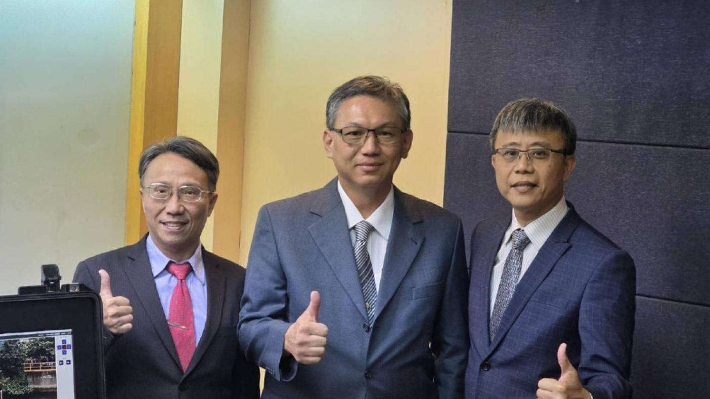 台船董事長陳政宏（中）證實「海鯤號」潛艦９月無法執行潛航測試。王烱華攝