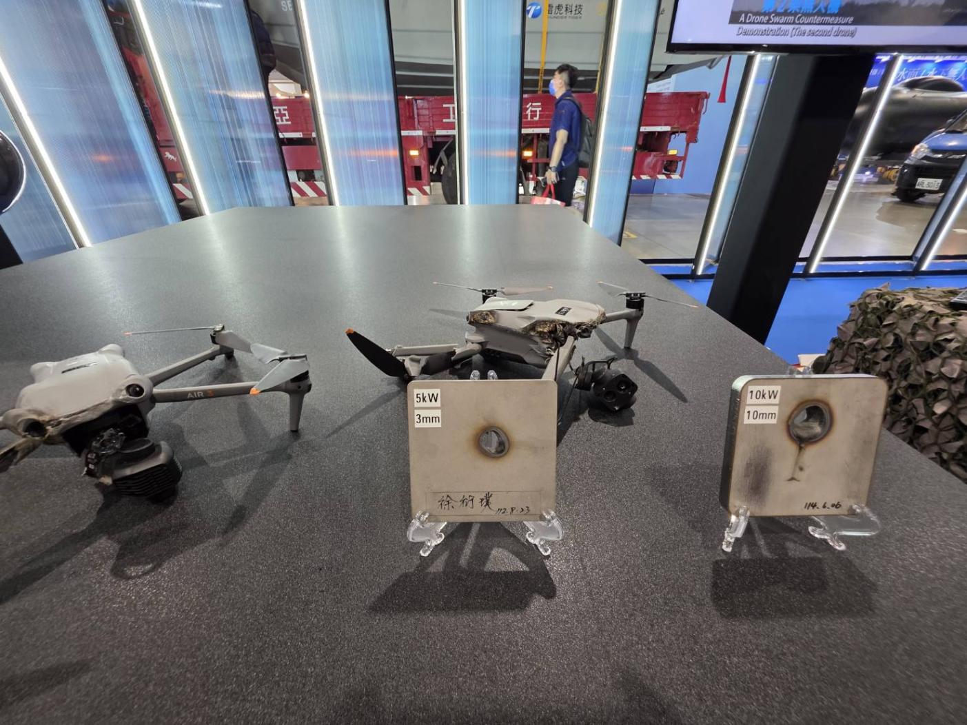 中科院高能雷射武器研發成果首度展示，可快速擊毀蜂群無人機。王烱華攝