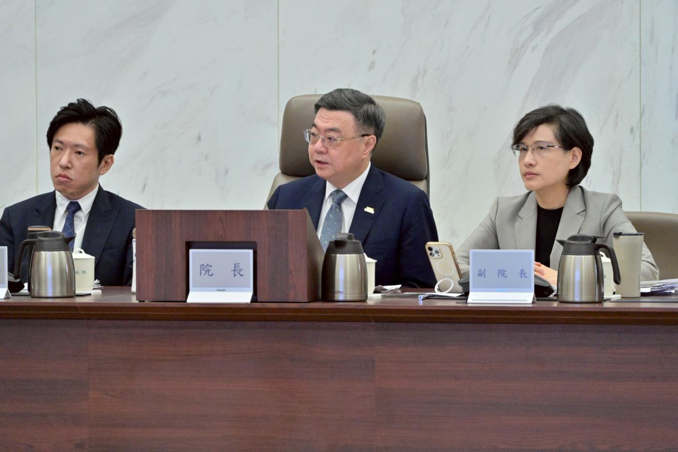 賴清德力拚有感施政，行政院今天端出1胎給10萬，明年元旦生效。圖為卓榮泰（中）、鄭麗君（右）及秘書長張惇涵（左）在行政院會。行政院提供