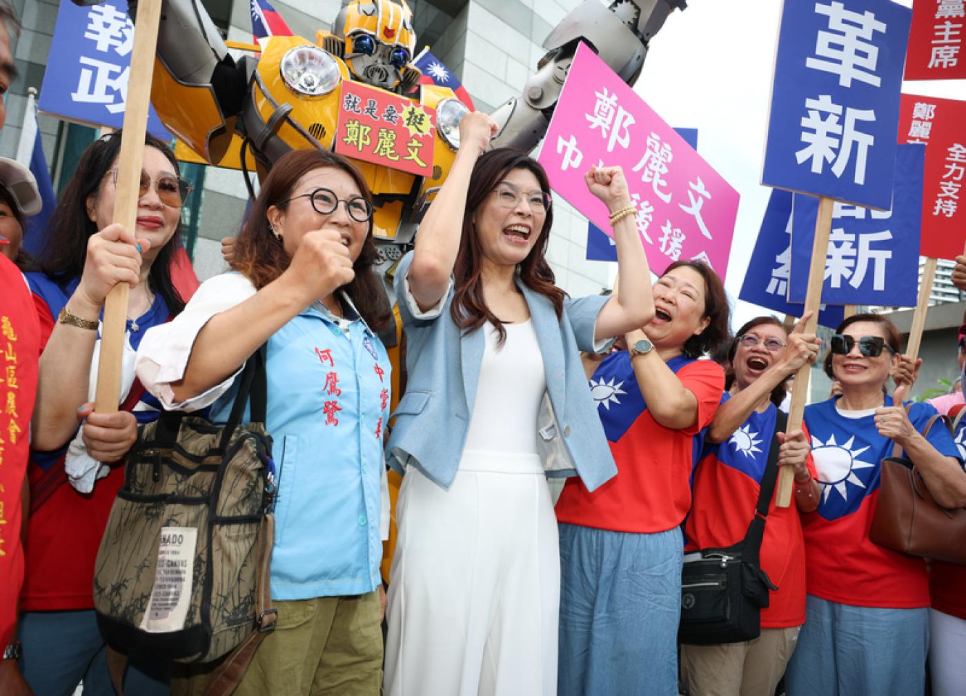 前國民黨立委鄭麗文（前左3）18日前往中央黨部登記參選，受到支持者熱情歡迎。中央社