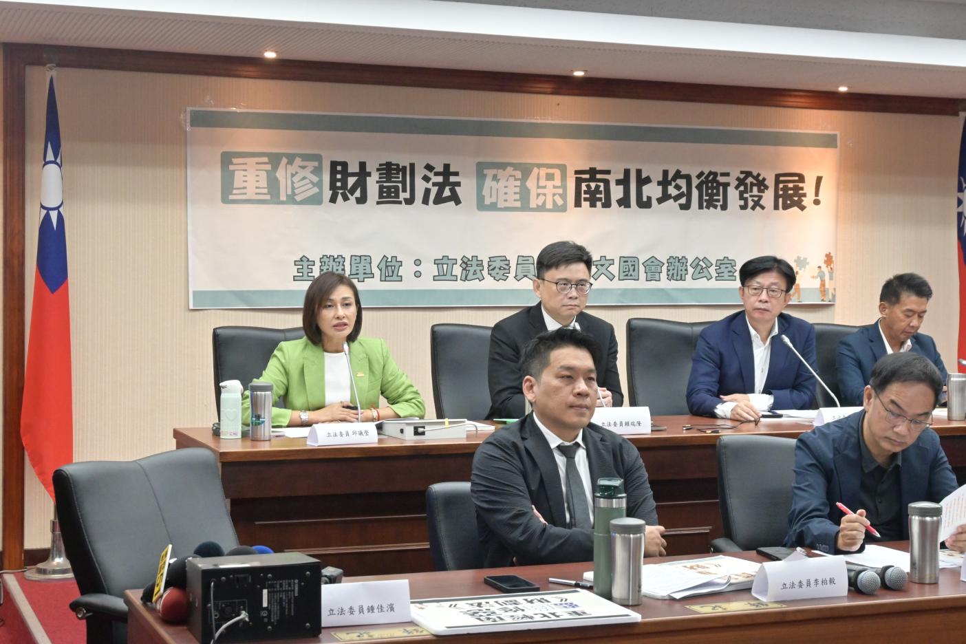 民進黨立委郭國文今（19）日邀請南高屏綠委徐富癸、邱議瑩、邱志偉、李柏毅、許智傑、賴瑞隆、陳亭妃一同出席記者會，呼籲重修財劃法。郭國文辦公室提供