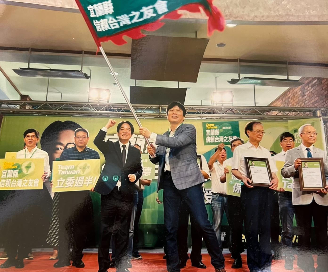 宜蘭信賴之友理事長林國漳（執旗者），被傳是民進黨下屆宜蘭縣長選舉黑馬人選。翻攝林國漳臉書