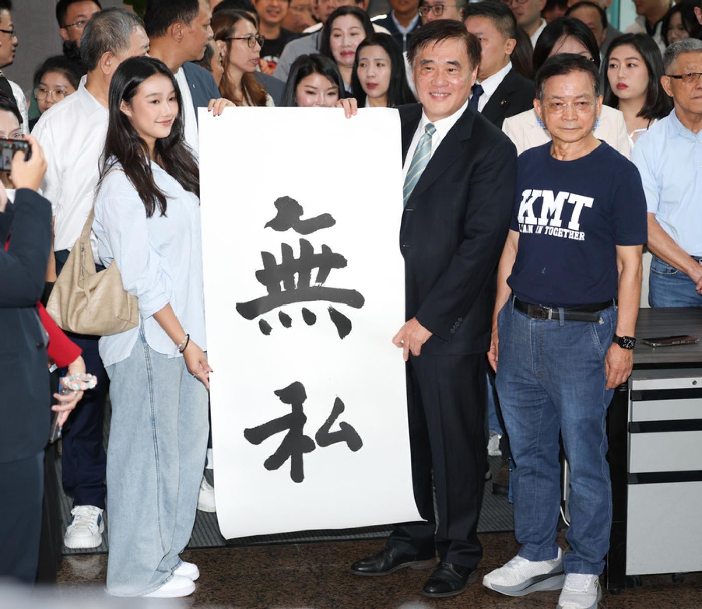 葉慶元的女兒葉喆榛（左１）19日陪郝龍斌登記，20日代替郝龍斌抽主席選舉號次。中央社