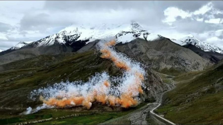 蔡國強喜瑪拉雅雪原放煙火「升龍」　胡采蘋批是在西藏聖獅上演「國族強姦秀」