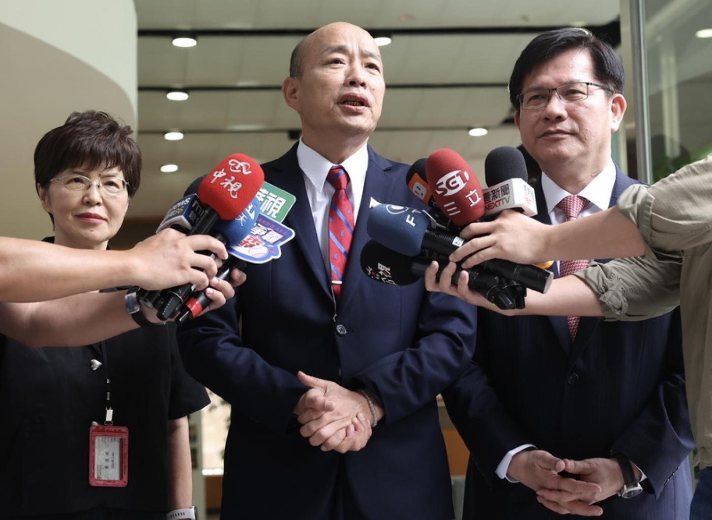 立法院長韓國瑜（中）將率領國會訪問團出訪日本，日前外交部長林佳龍（右）也以參訪大阪世博會名義出訪日本。中央社