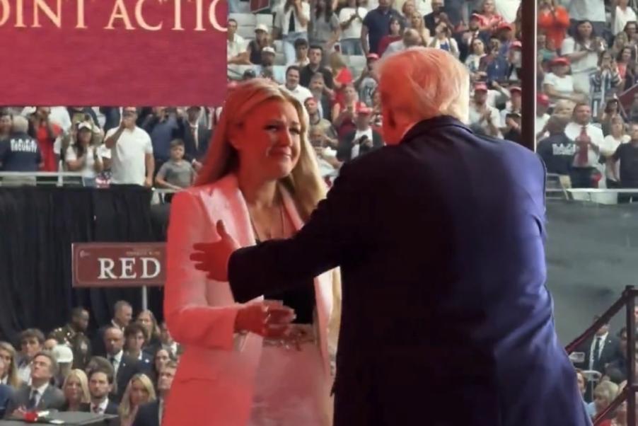 10萬人出席柯克追思會　遺孀艾莉卡原諒凶手「仇恨的答案不是仇恨」