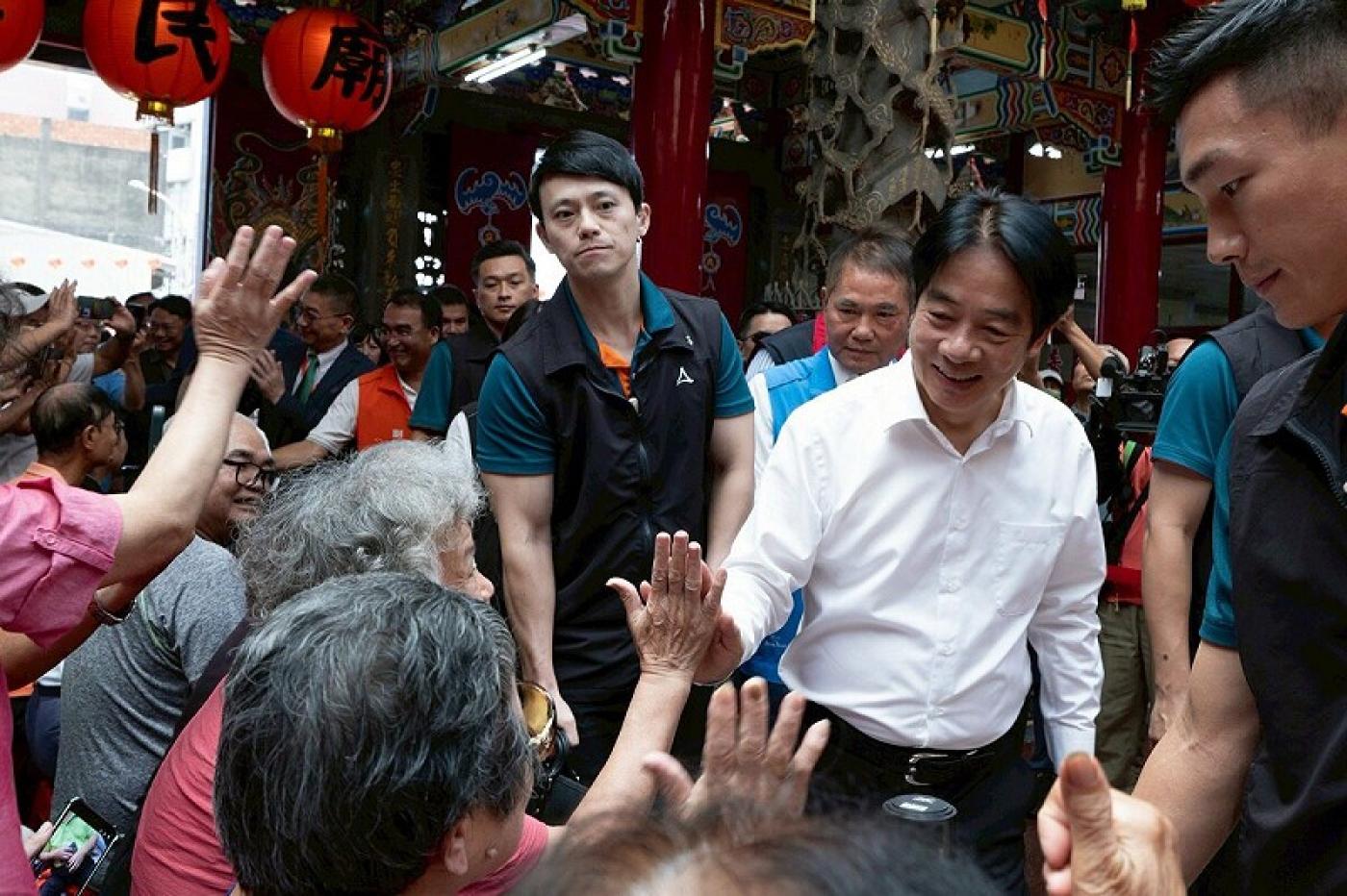 賴清德到苗栗義民廟參拜，與現場民眾擊掌。總統府提供