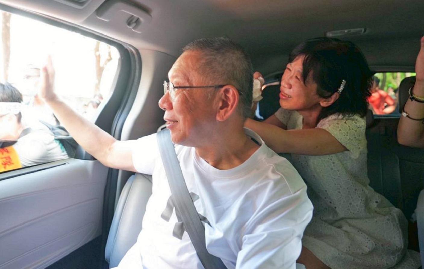 民眾黨前主席柯文哲（左）獲交保後，妻子陳佩琪（右）曝丈夫情況，生病加上清晨被查行蹤，身體快要受不了。翻攝柯文哲臉書