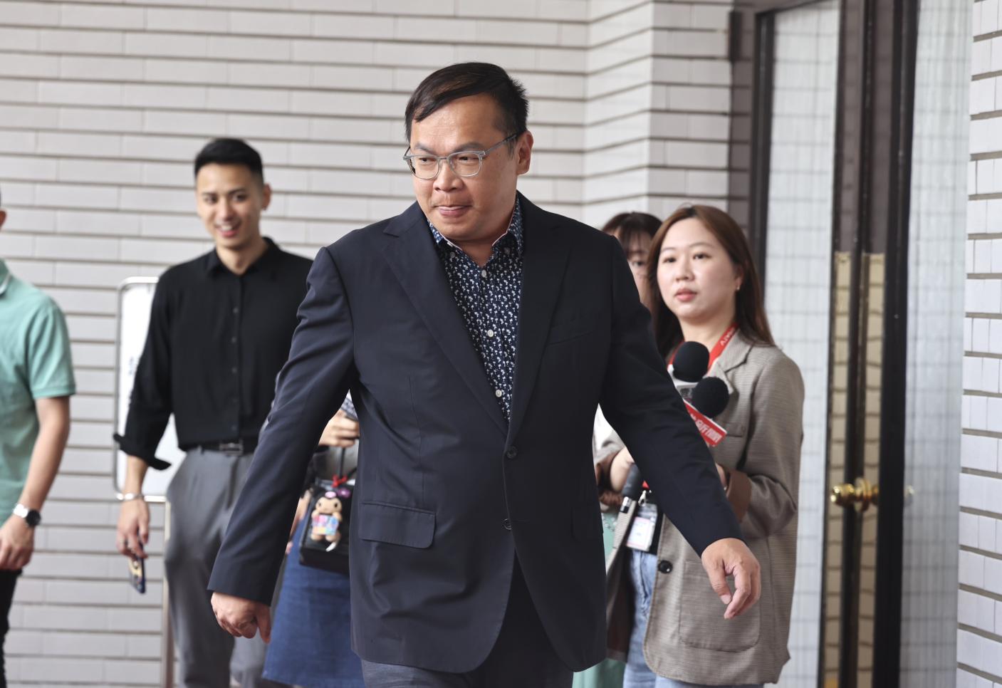 王義川今天點名黃國昌和徐巧芯，要他們說明是否與跟拍他的人有關，他認為這涉及政治偵察，是政治醜聞。林啟弘攝