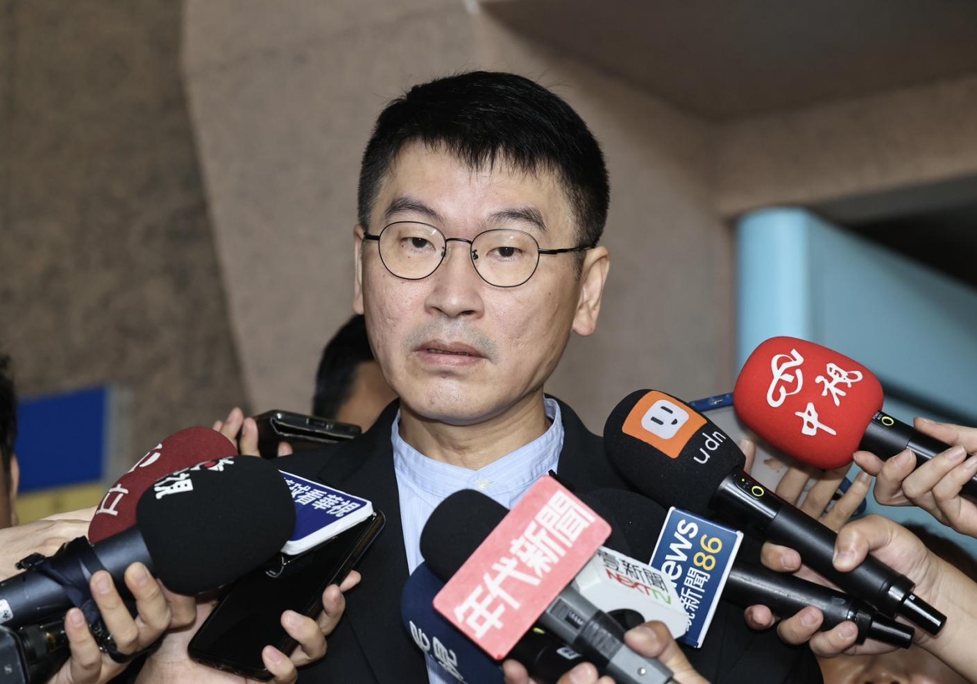 陸委會發言人梁文傑22日受訪回應雙城論壇延辦一事，他說，移民署都要發證了，突然暫停「我們很意外」。林啟弘攝