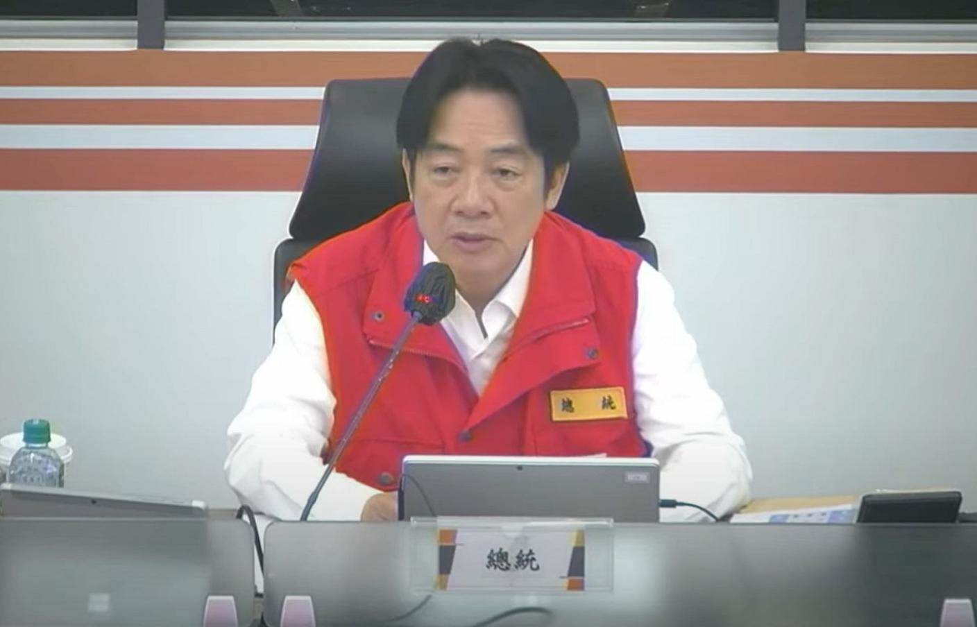 總統賴清德22日下午前往中央災害應變中心視察，針對樺加沙颱風來勢洶洶，他呼籲全台民眾不可掉以輕心。翻攝中央災害應變中心YT頻道
