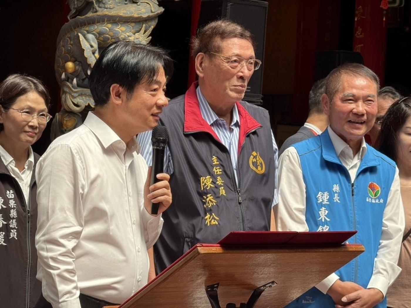 苗栗縣長鍾東錦（右）因財產申報不實遭監院裁罰72萬元。圖為總統賴清德21日赴苗栗縣頭份市義民廟參拜，鍾東錦陪同。中央社