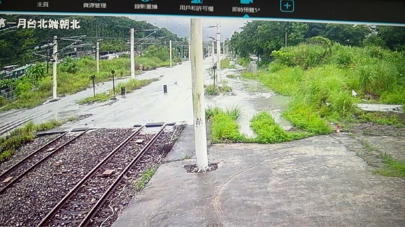 花蓮縣馬太鞍溪堰塞湖23日下午出現壩頂溢流，下游的萬榮鄉、光復鄉及鳳林鎮皆被列入警戒範圍，台鐵光復車站及北端路線軌道也遭水流淹沒。 （讀者提供） 中央社