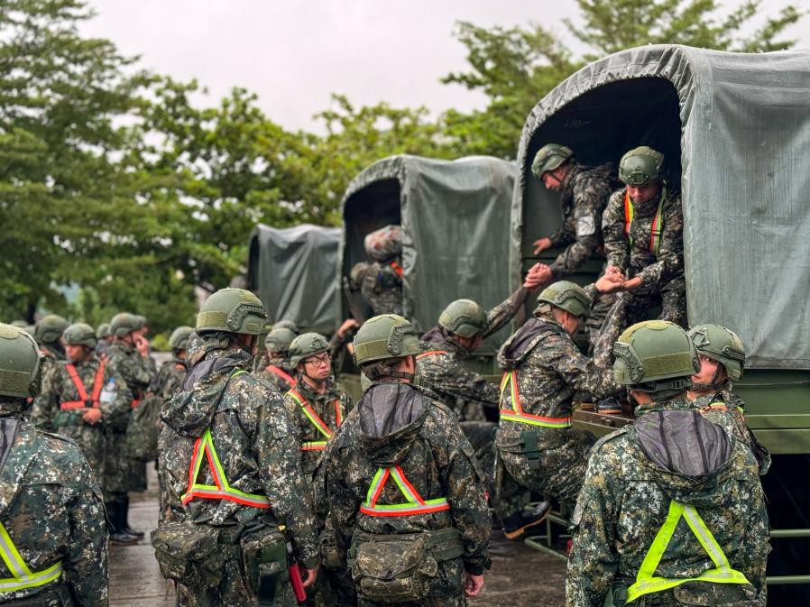 馬太鞍堰塞湖溢流引發洪水衝走軍卡　國軍今投入人員機具協助災後復原