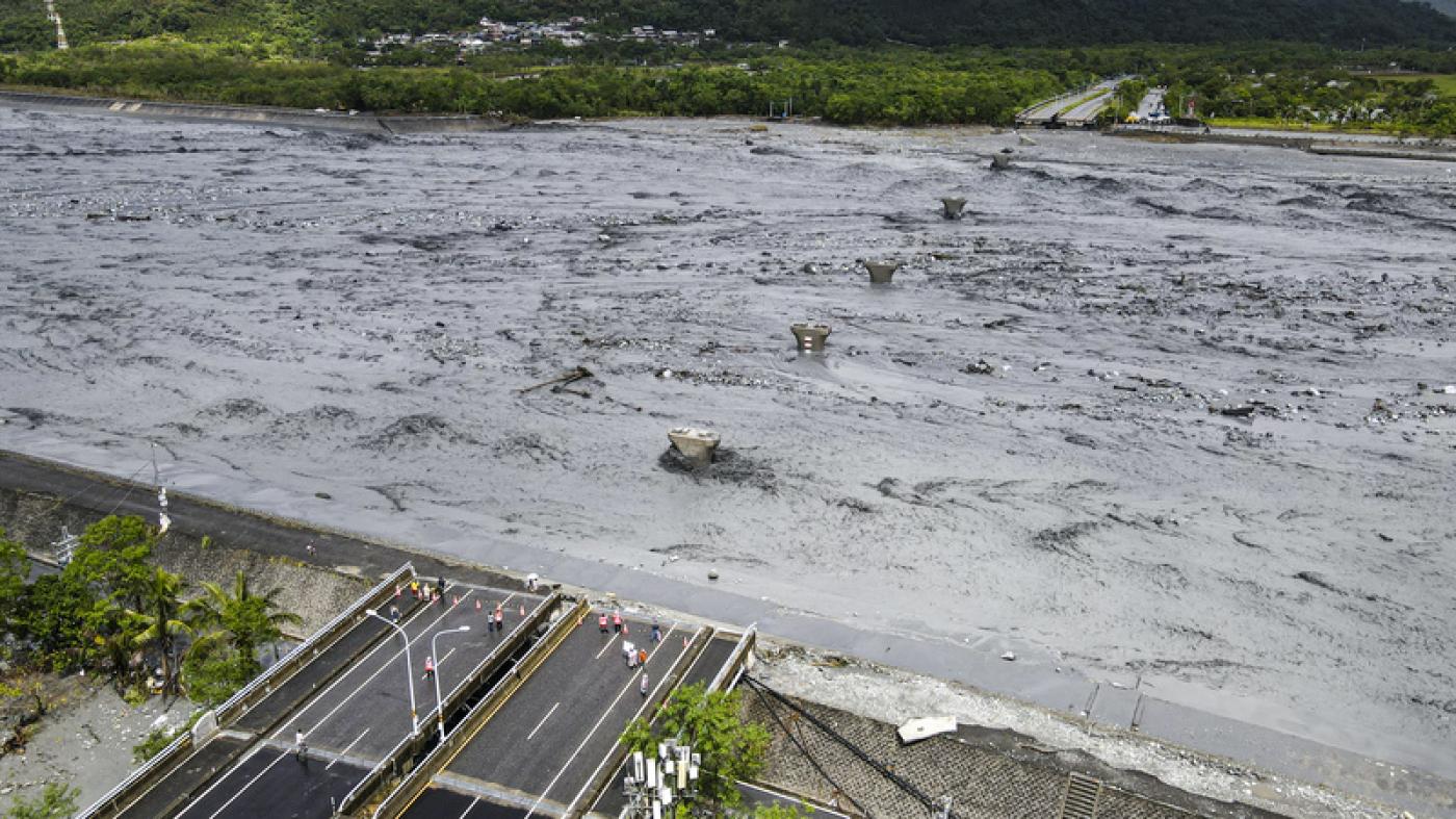 花蓮縣馬太鞍溪堰塞湖溢堤，大量洪水沖斷馬太鞍溪橋，光復鄉24日上午有間歇陣雨，斷橋處泥水滾滾。中央社