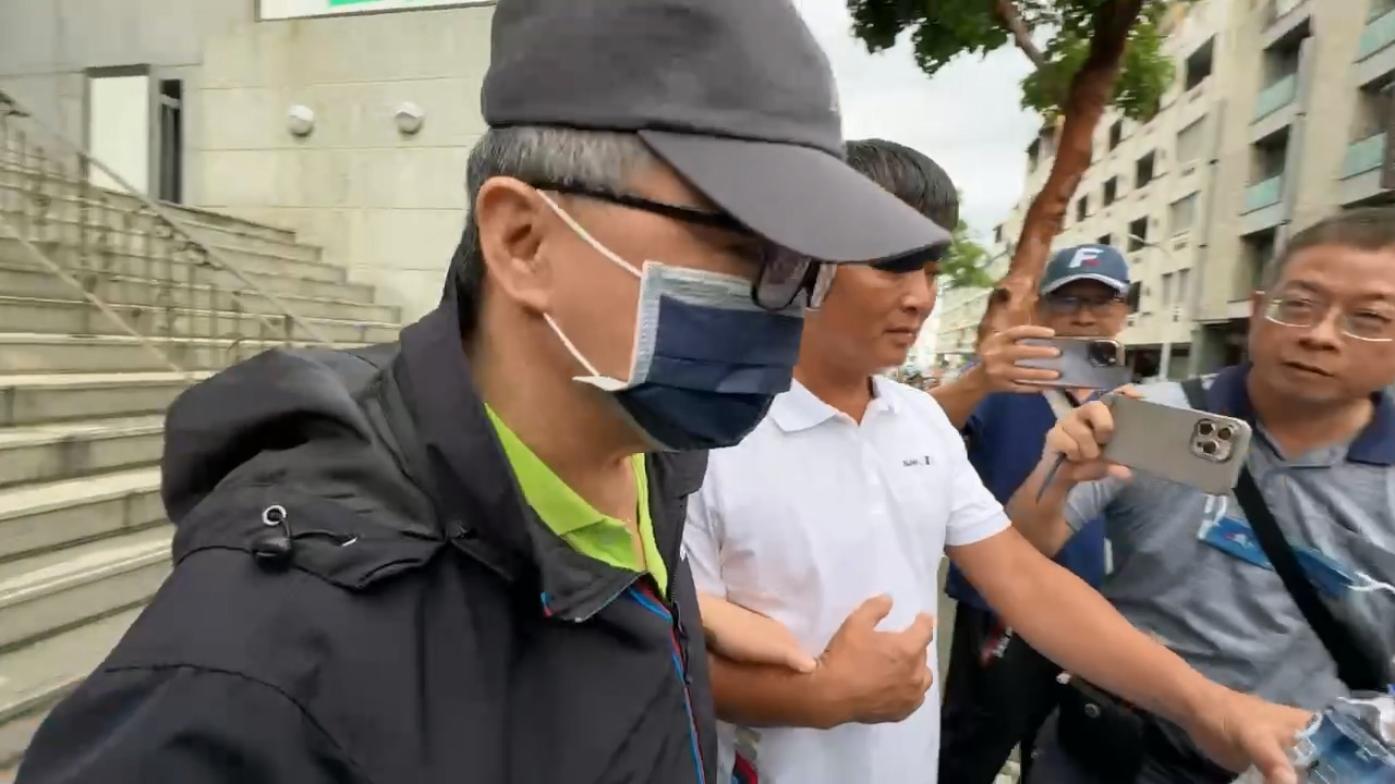 台鹽前董座陳啓昱（戴帽者）被控掏空台鹽綠能近4億元，羈押10個月後獲得交保。讀者提供