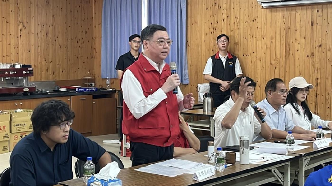 行政院長卓榮泰（左2）24日前往花蓮光復鄉災區視察，在災害應變中心，與國民黨立委傅崐萁（右３）爆發口角衝突。中央社