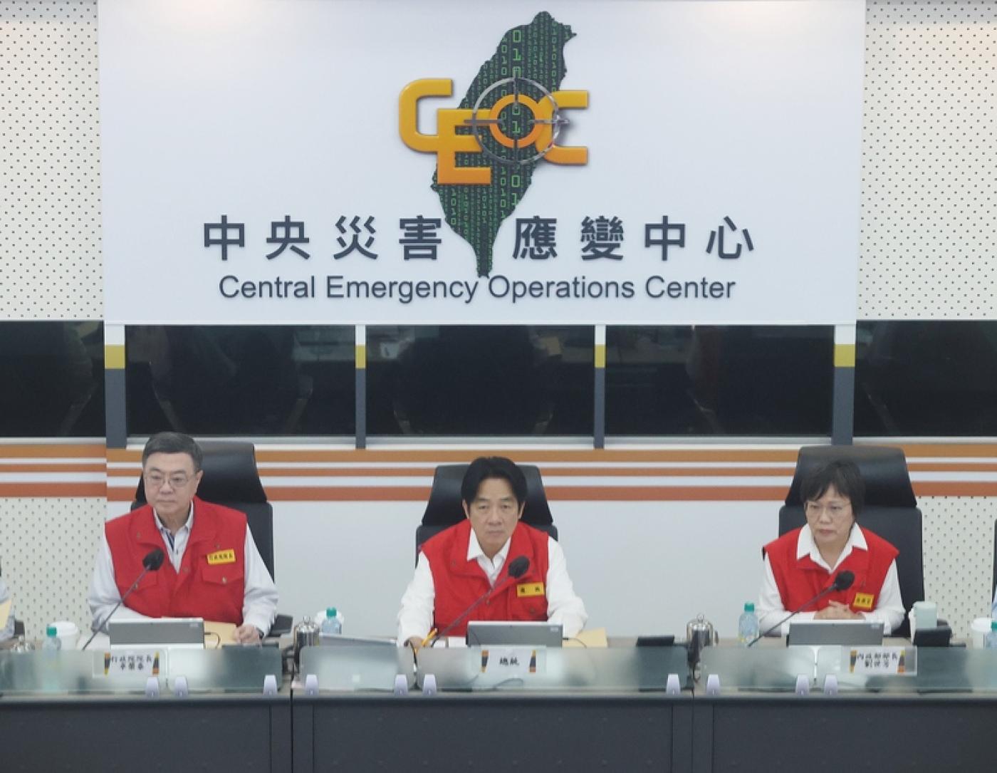 總統賴清德（中）階同行政院長卓榮泰（左）22日視察中央災害應變中心，右為內政部長劉世芳，當時就要求花蓮縣政府撤離光復鄉一帶居民。中央社