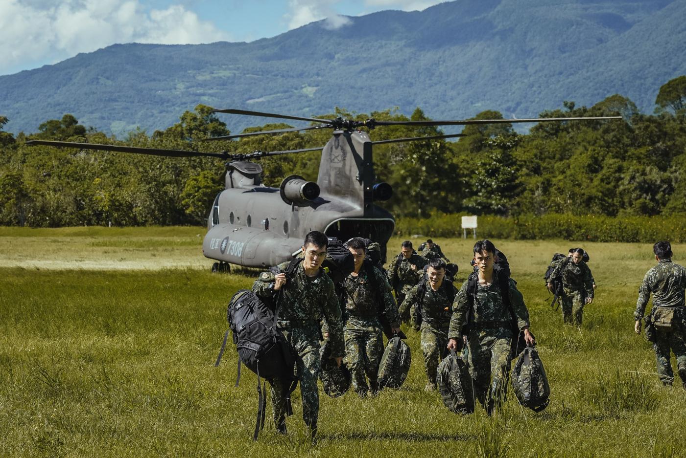陸軍派遣CH-47SD直升機跨區增援花蓮救災任務。國防部提供