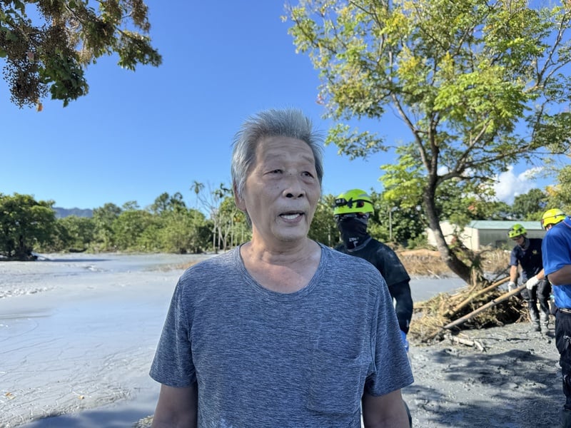 住在光復鄉佛祖街85歲王姓婦人返家休息卻遇大水罹難,其女婿25日一早在現場等候,盼盡快將遺體移出。中央社