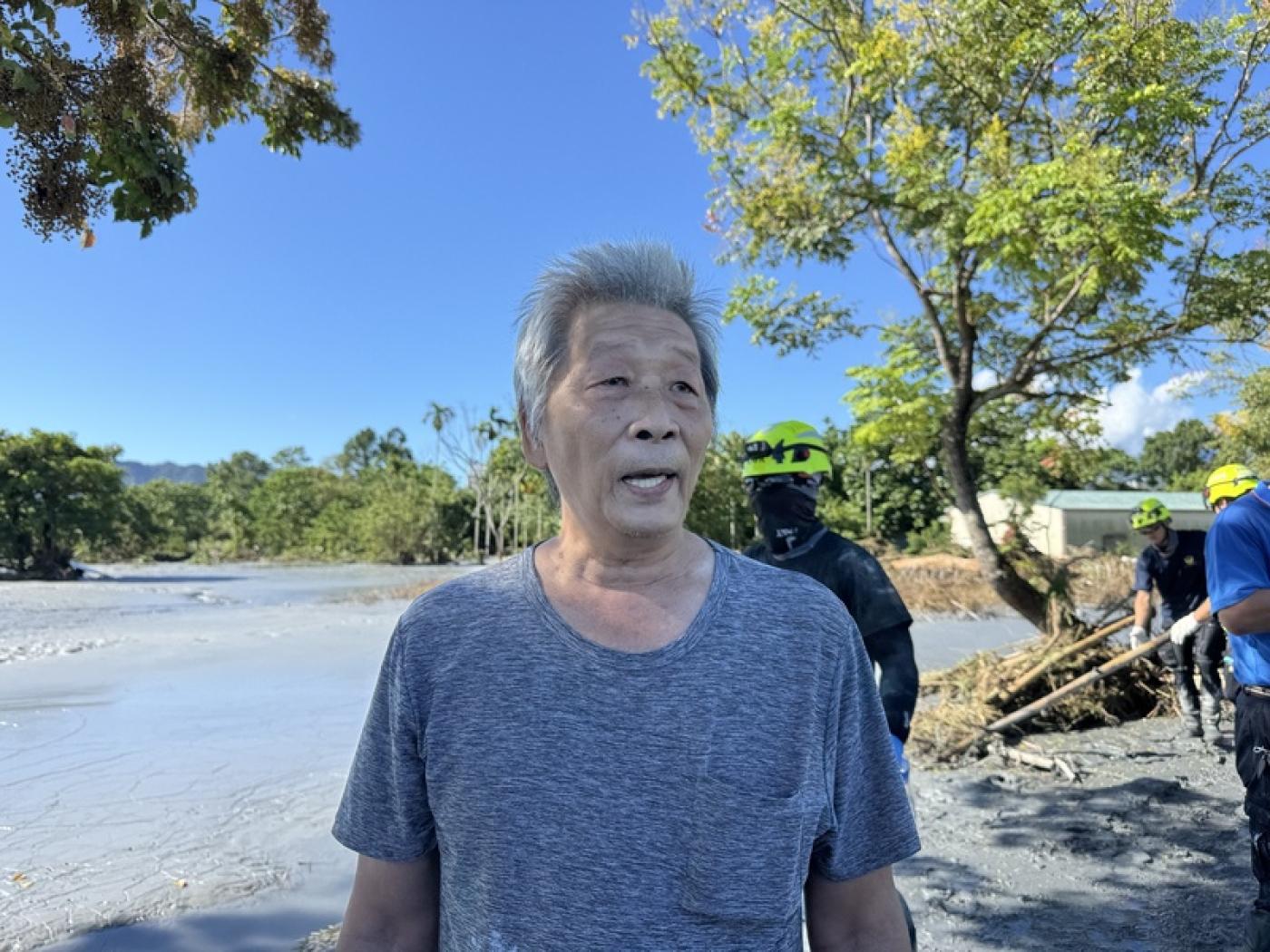 住在光復鄉佛祖街85歲王姓婦人返家休息卻遇大水罹難，其女婿25日一早在現場等候，盼盡快將遺體移出。中央社