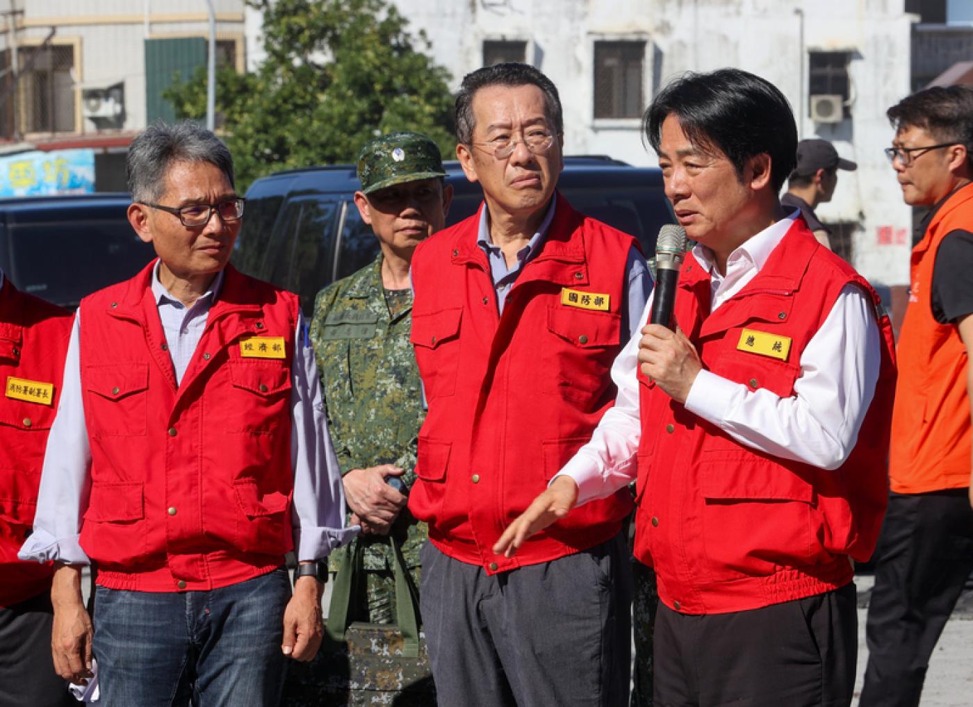總統賴清德（前右）25日下午前往花蓮光復鄉勘災，前右2為國防部長顧立雄、前左為經濟部次長賴建信。中央社